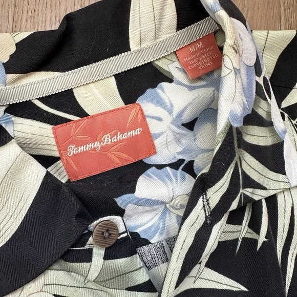 Tommy Bahama Men's 100% Silk Short Sleeve Camp Shirt Black Floral Medium - Picture 3 of 8